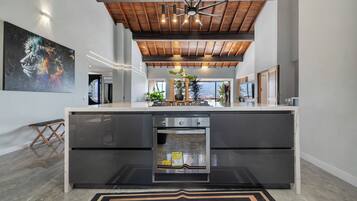 Geladeira, micro-ondas, fogão, cooktop