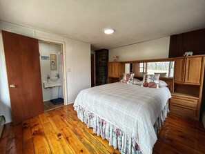 3 bedrooms, desk, iron/ironing board, travel crib - Wild Blueberry Farmhouse: Your Fall Escape! (Phillipston)