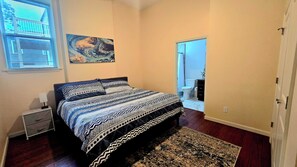 1 slaapkamer, een kluis op de kamer, een bureau