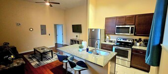 1st Floor King- Less than From 5 Miles From BJC- Unit D
