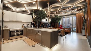 Refrigerador, microondas, horno y parrilla de estufa