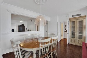 60-inch flat-screen TV with cable channels - PETITE ITALIE WATERVIEW (Sunny Isles Beach)