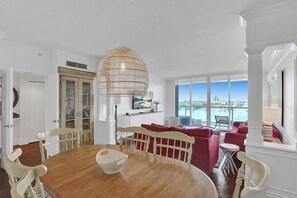 60-inch flat-screen TV with cable channels - PETITE ITALIE WATERVIEW (Sunny Isles Beach)