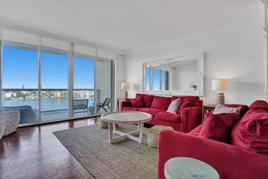 60-inch flat-screen TV with cable channels - PETITE ITALIE WATERVIEW (Sunny Isles Beach)