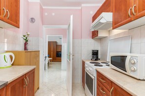 Geladeira, micro-ondas, fogão, cooktop