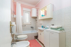 Secadora de cabello, toallas, papel de baño 