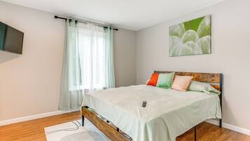 3 bedrooms, iron/ironing board, internet, bed sheets