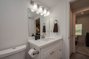 Asciugacapelli, bidet, asciugamani, sapone