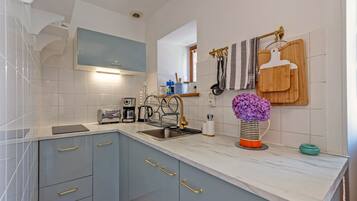 Een koelkast, een koffiezetapparaat/waterkoker, een broodrooster