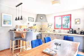 Fridge, microwave, oven, dishwasher - La Maison Merlin - Maison avec piscine, Sénoville (Sénoville)