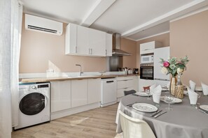 Fridge, microwave, oven, dishwasher - Cœur de Vidauban - Appt climatisé proche activités (Vidauban)