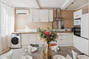 Frigorífico, microondas, horno y lavavajillas