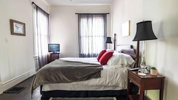 3 bedrooms, desk, iron/ironing board, travel cot