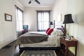 3 habitaciones, escritorio y tabla de planchar con plancha