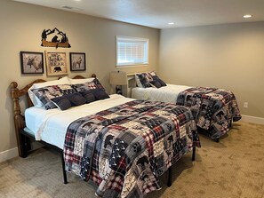5 bedrooms, iron/ironing board, WiFi, bed sheets