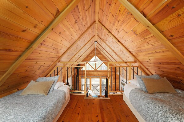 2 Schlafzimmer, Schreibtisch, Bügeleisen/Bügelbrett, Reisekinderbett