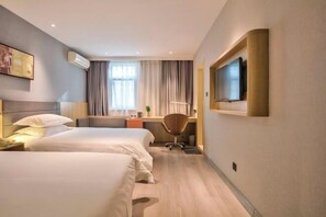 A hotel room with two beds, a desk, a chair, a TV, and a window with curtains. - Jinjiang Hotel (Taizhou Huangyan Jiufeng Park) (Taizhou)