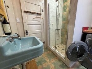 Douche, sèche-cheveux, serviettes fournies, savon