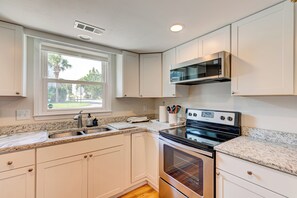 Fridge, microwave, oven, stovetop - Coastline Get Away (North Myrtle Beach)