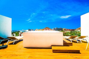 Outdoor spa tub - Elevate Your Vacation in Cabo Luxury Best Location (Cabo San Lucas)