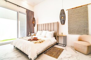 Skrivebord, strykejern/-brett, reiseseng for barn og wi-fi (inkludert)