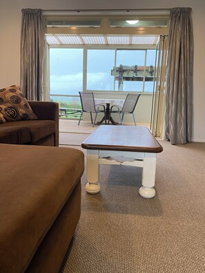 Smart TV - Charming 2-Bedroom Guest House with Tennis Court near Beach (Pukehina)