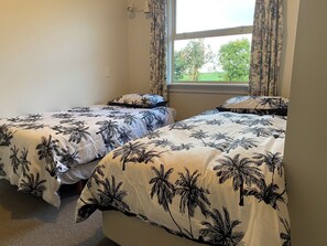 2 bedrooms, WiFi, bed sheets - Charming 2-Bedroom Guest House with Tennis Court near Beach (Pukehina)