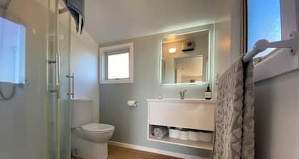 Spacious 2-Bedroom Guest House – Easy Access, Near Pukehina Beach