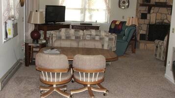 TV connectée, cheminée, livres