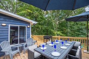Outdoor dining - Beautiful Updated Clemson Lake House - 4 Miles from Downtown Clemson and the Stadium (Seneca)