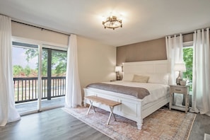 4 bedrooms, desk, iron/ironing board, travel cot - Beautiful Updated Clemson Lake House - 4 Miles from Downtown Clemson and the Stadium (Seneca)