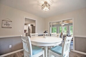 Dining - Beautiful Updated Clemson Lake House - 4 Miles from Downtown Clemson and the Stadium (Seneca)