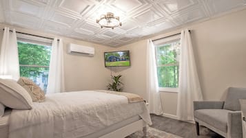 4 bedrooms, desk, iron/ironing board, travel cot