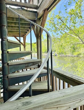 Property grounds - Anne’s Place river view, couples getaway, relax by the water, Historic Occoquan (Occoquan Historic District)