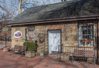 Anne’s Place river view, couples getaway, relax by the water, Historic Occoquan