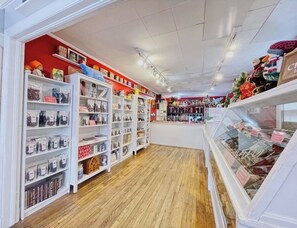 Gift shop - Anne’s Place river view, couples getaway, relax by the water, Historic Occoquan (Occoquan Historic District)