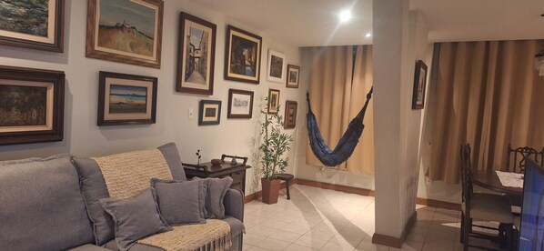 Comfort Apartment, 2 Bedrooms | 2 bedrooms, blackout curtains, soundproofing, iron/ironing board - 2 quartos com garagem ao lado do metrô (Rio de Janeiro)