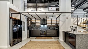 Kaffetrakter/tekoker, kjøleskap, mikrobølgeovn og ovn