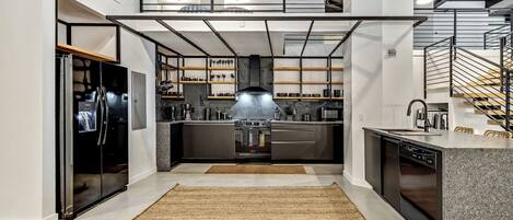 Kühlschrank, Mikrowelle, Ofen, Herdplatte