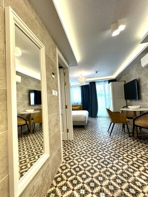 In-room safe, desk, laptop workspace, blackout drapes - Balcony Hotel (St. Julian's)