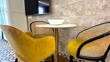 Deluxe Triple Room | 1 bedroom, in-room safe, desk, laptop workspace