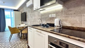 Full-size fridge, microwave, oven, stovetop