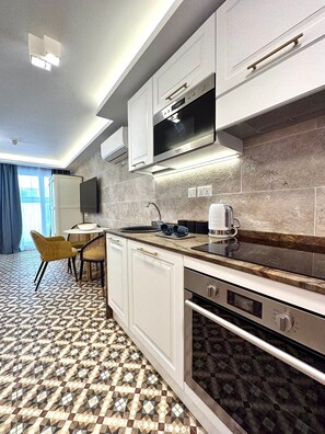 Grand réfrigérateur, micro-ondes, four, plaque de cuisson