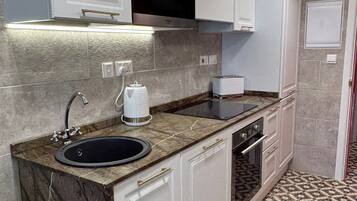 Full-size fridge, microwave, oven, stovetop