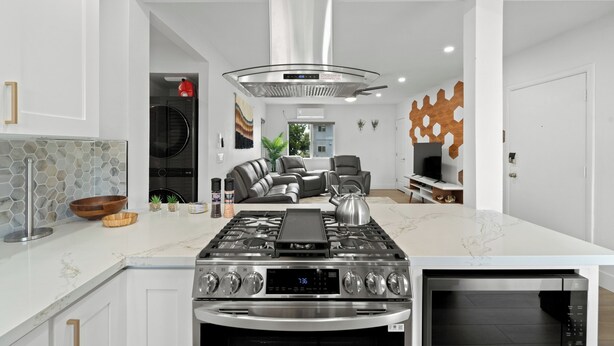 Una cocina moderna con estufa, horno y microondas integrados.