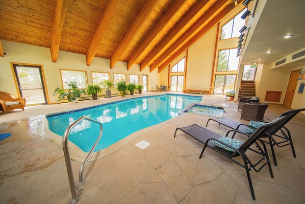 من حمّامات السباحة المغطاة