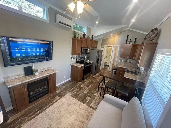Smart TV, fireplace