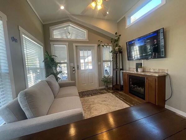 Smart TV, fireplace - Cozy 1Bedroom Tiny home with, WiFi + Amenities near Recreation + National Parks (Hurricane)