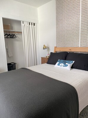 2 bedrooms, iron/ironing board, WiFi, bed sheets - Charming Home with Water Views (Bremerton)