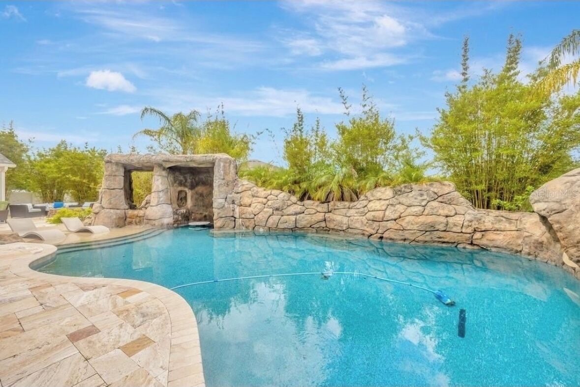 Spacious 6 bedroom house with pool and grotto, movie theater room, AC and Wifi.